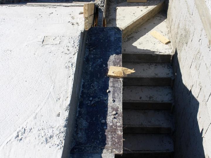 Бетонная межэтажная лестница